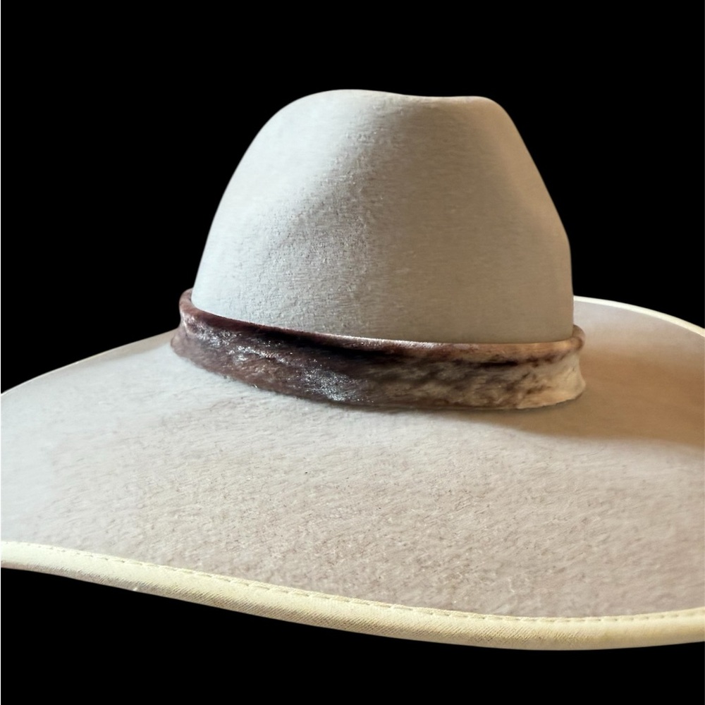 Freya gray wool hat with beautiful band. Size small